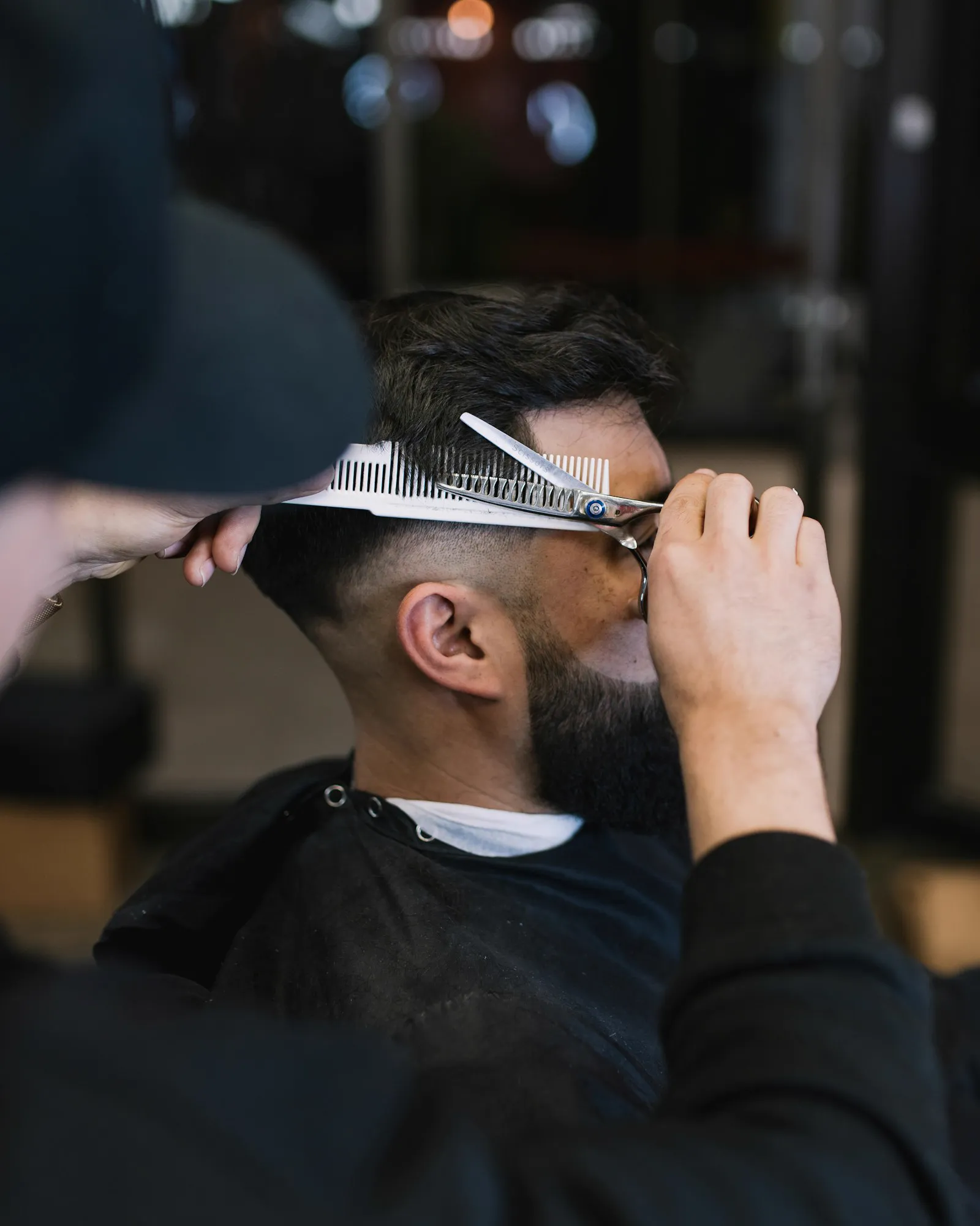 Barbero cortando el cabello con tijeras