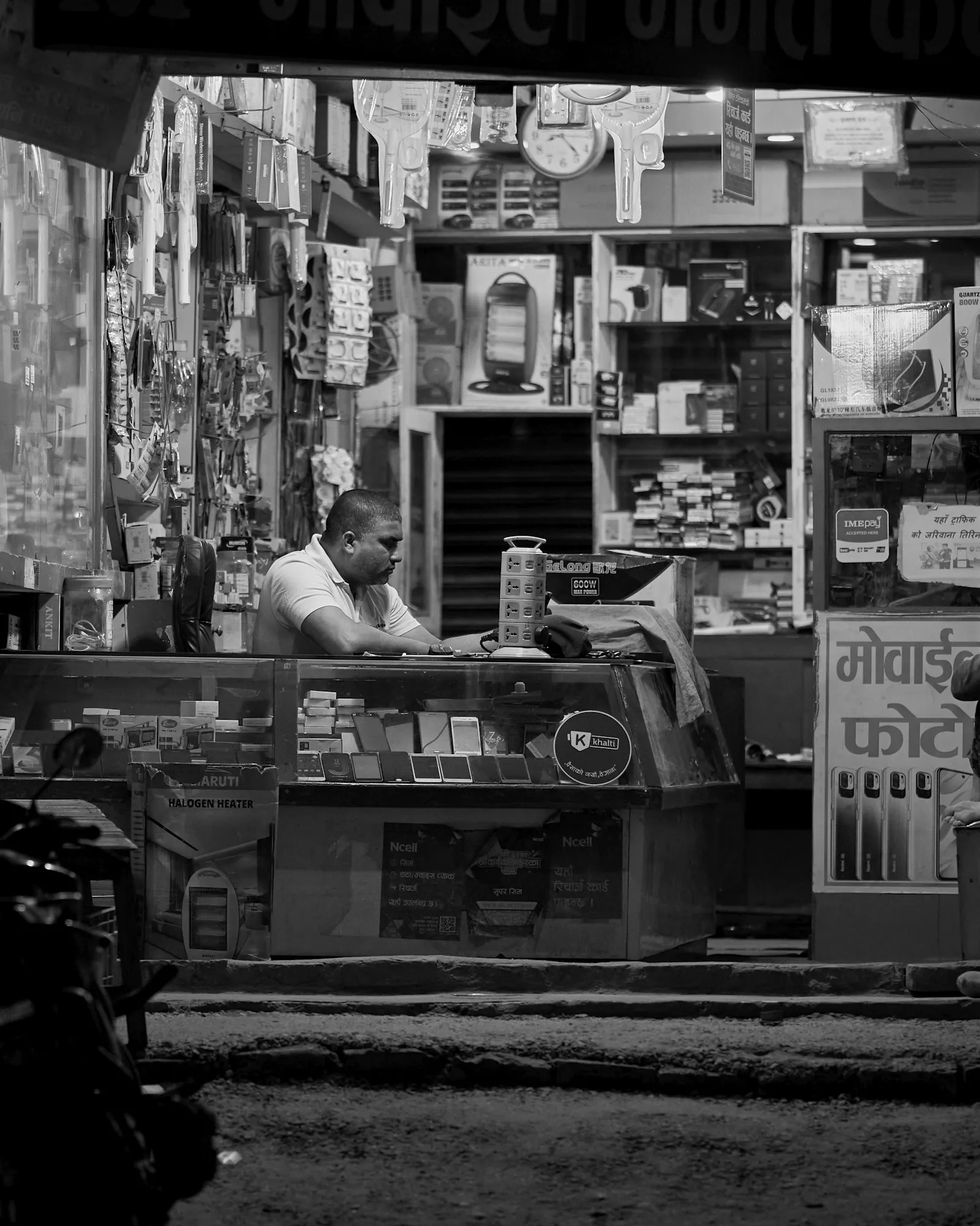 Dueño de una tienda detrás del mostrador