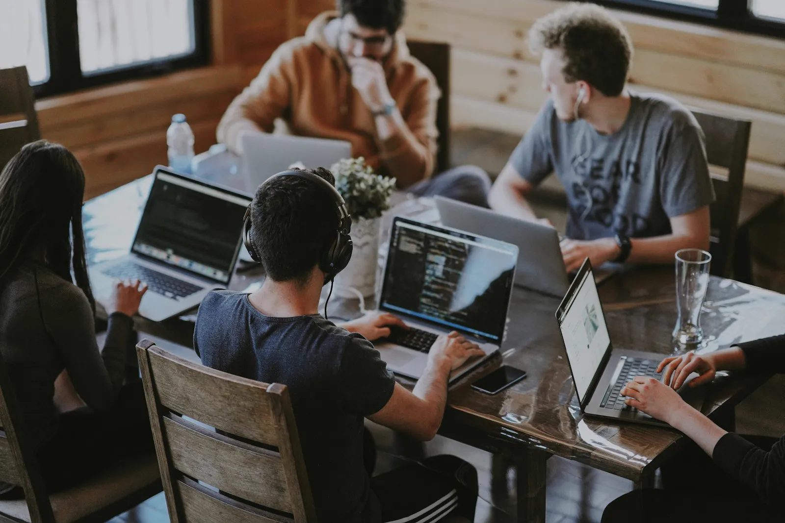 Equipo de trabajo reunido alrededor de una laptop